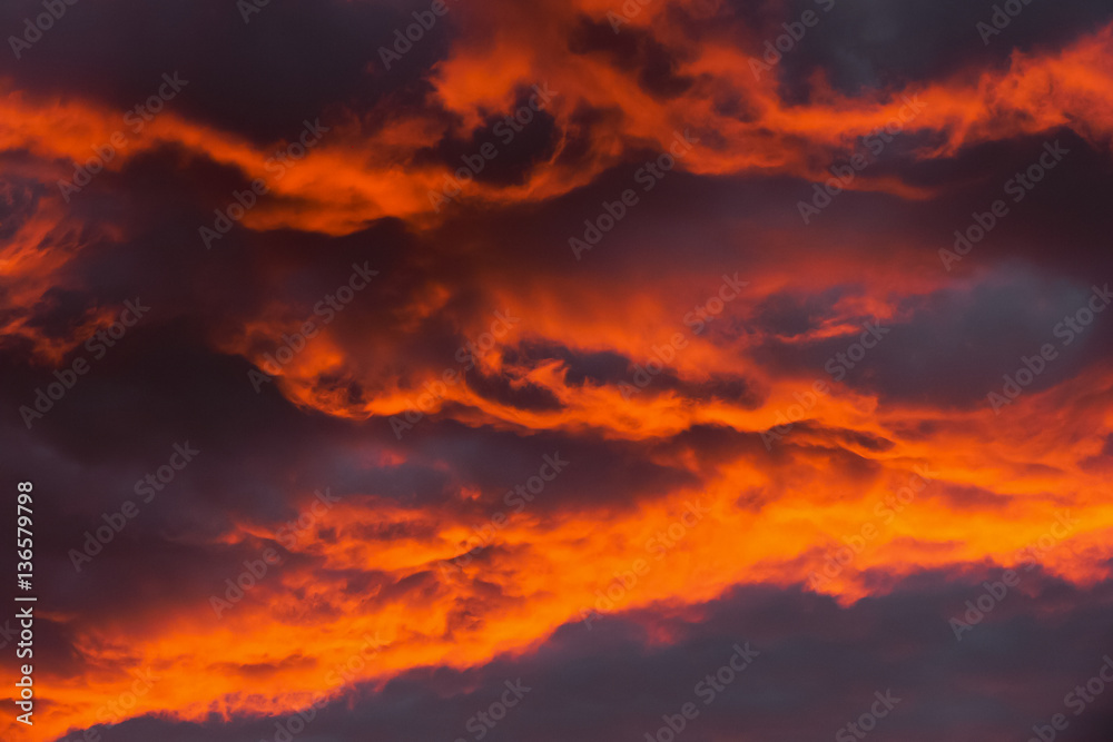 nuvole rosse al tramonto