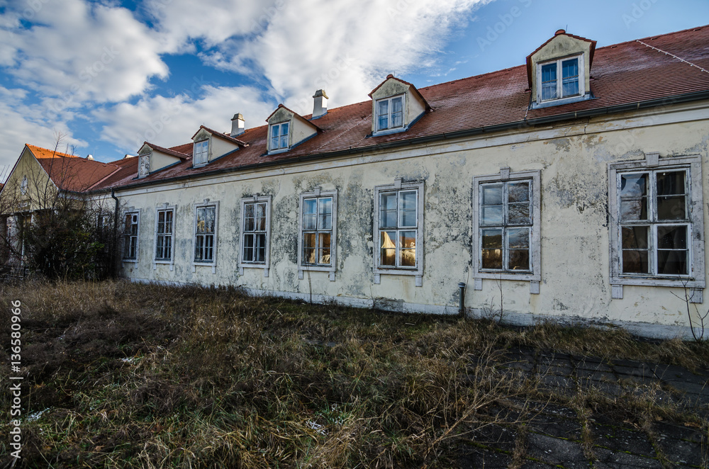 verlassene kaserne gebaeude
