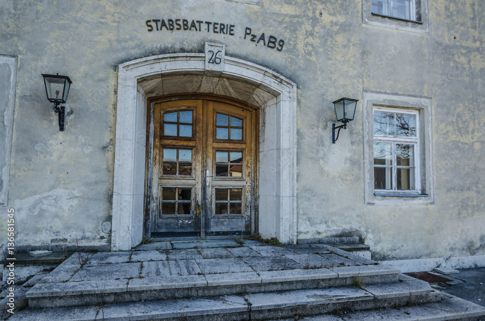 Fototapeta premium eingang holztuere alter kaserne