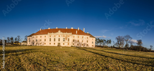 verlassenes schloss panorama photo