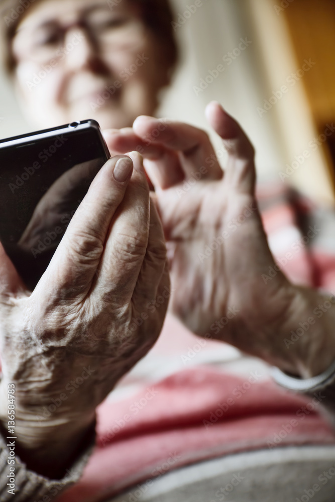 Fototapeta premium Seniorin mit einem Smartphone