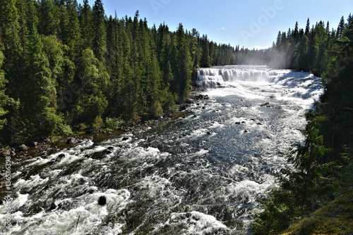 rivière et cascade