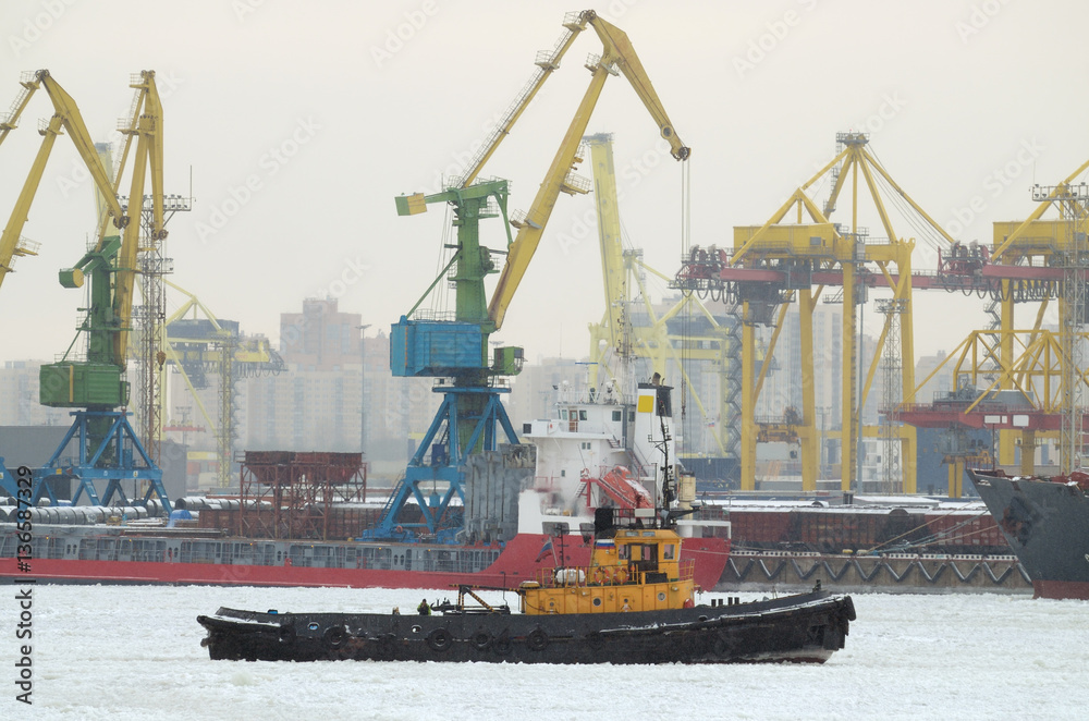 Obraz premium The workflow at the port.