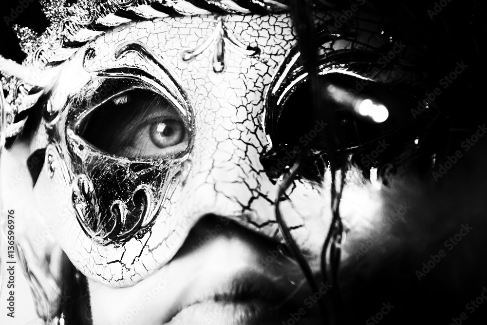 Mujer con una máscara veneciana