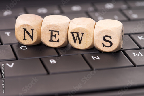 News / Tastatur und Holzwürfel mit dem Wort News