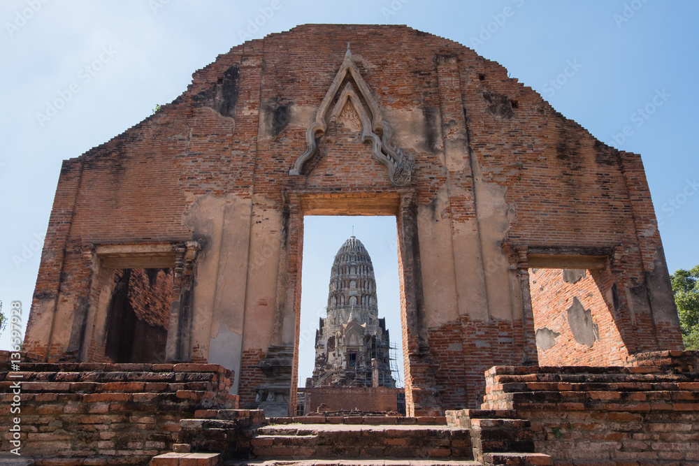 Old arch entrance at Wat Ratchaburana, the historical Park of Ayutthaya
