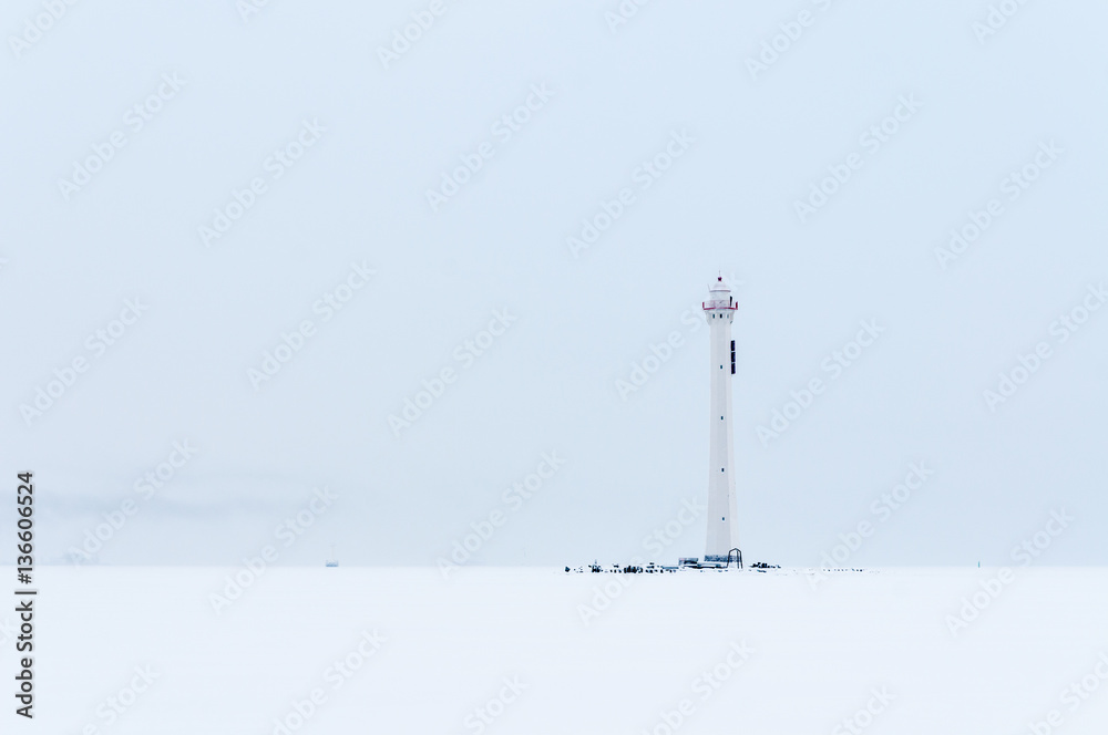 Obraz premium Old lighthouse in winter