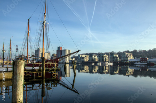 Flensburger Hafen im Februar bei fast klarem Himmel. photo