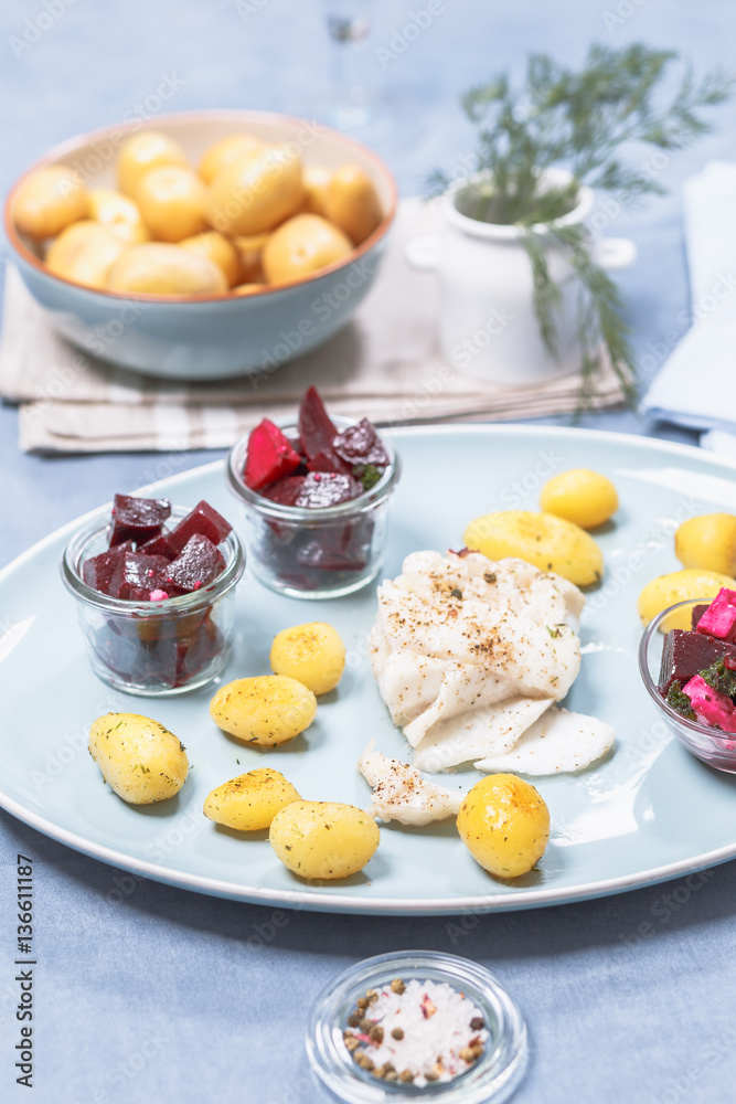 Gebratenes Kabeljaufilet mit Röstkartoffeln und Rote Beet Salat Gebratenes Kabeljaufilet mit Röstkartoffeln und Rote Beet Salat