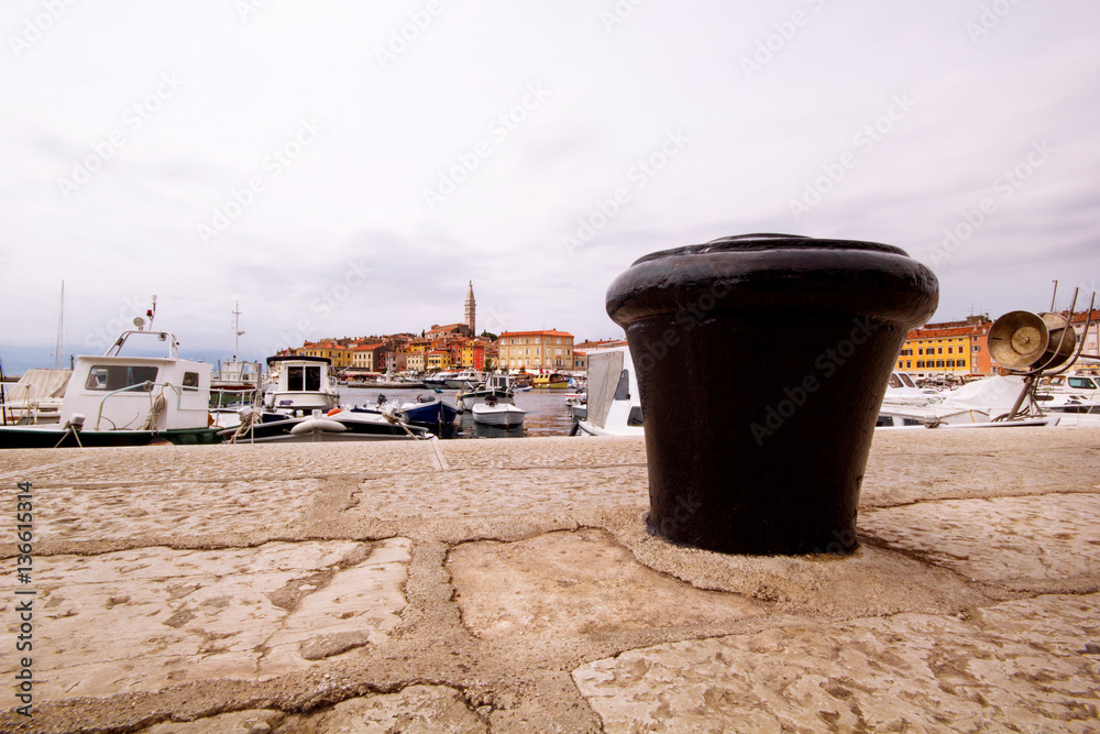 Naklejka premium Black cleat for boats, ships and boats in marina
