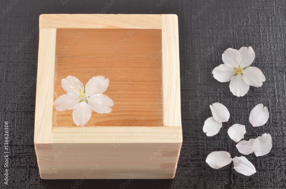 Fototapeta premium サクラの花びらが浮かぶマス酒