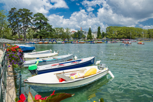beautiful lake and boats in annency city © Michal Ludwiczak
