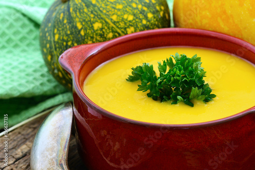Kürbiscremesuppe - Kürbissuppe in Suppentasse, Nahaufnahme, Food Styling  photo