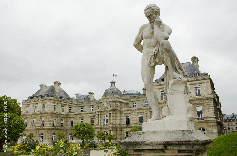 Jardin du Luxembourg / Palais du Sénat / Paris