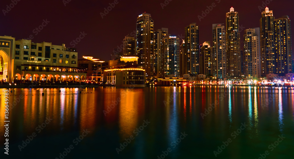 Obraz premium Dubai Night Reflection