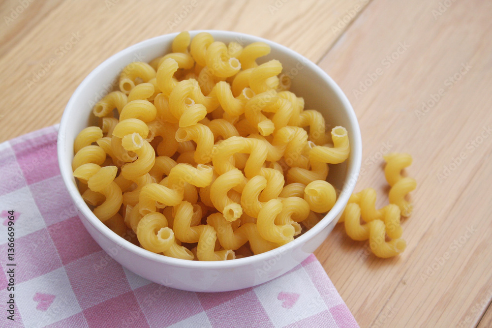 Pasta in una ciotola su tavolo di legno Pasta in una ciotola su tavolo di legno