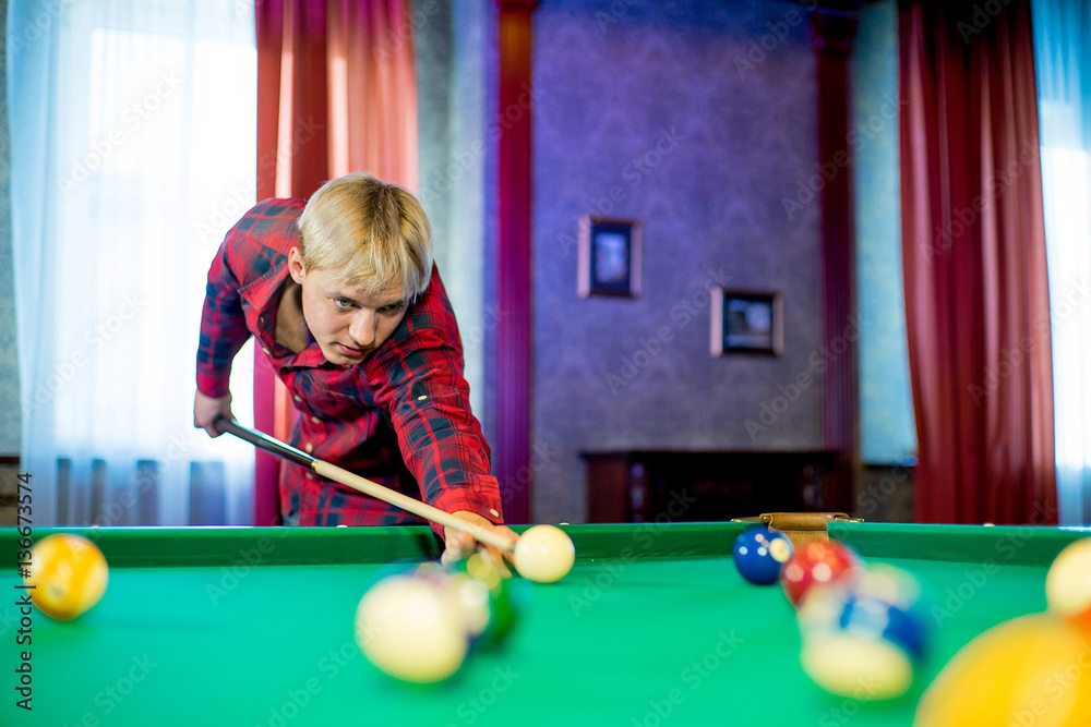 Fototapeta premium man playing billiard