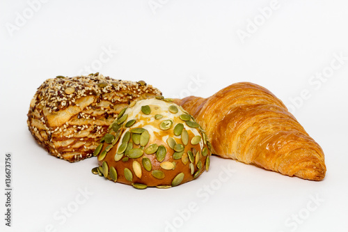 Brötchen und Croissant auf weißem Hintergrund photo