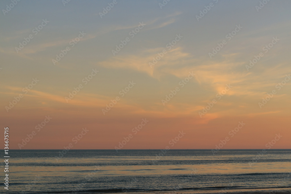 Obraz premium sunsets sky and sea landscape nature background, for graphic ba