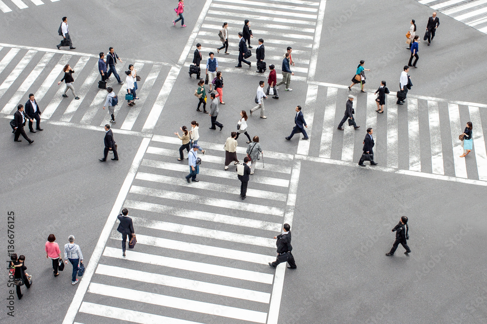 Naklejka premium Ludzie na skrzyżowaniu dróg w Tokio, Japonia