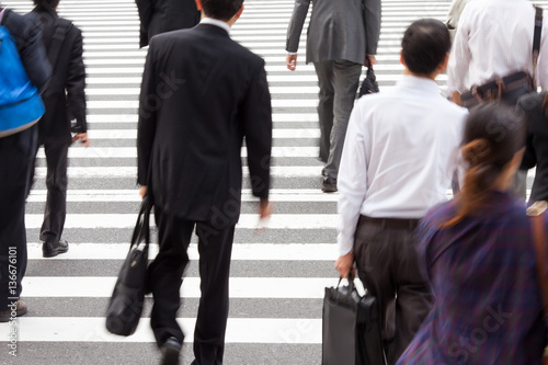 Japanische Geschäftsleute auf dem Weg zur Arbeit