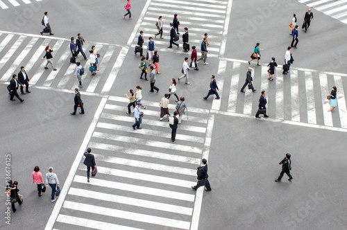 Menschen auf einer Straßenkreuzung in Tokyo, Japan