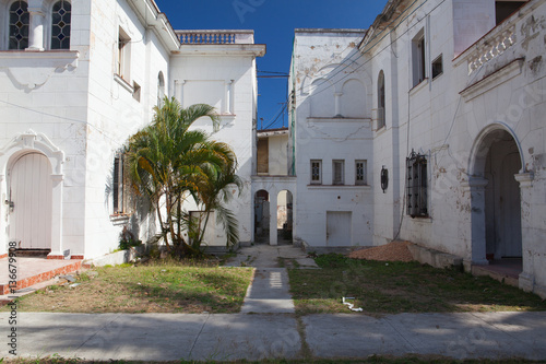 Fototapeta Naklejka Na Ścianę i Meble -  Dilapidated house in Havana, Cuba