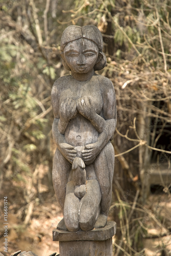 Statue de la fertilité / Parc National de Kirindy / Madagascar