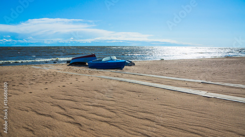 Лодки на берегу Финского залива © gorskayaphoto