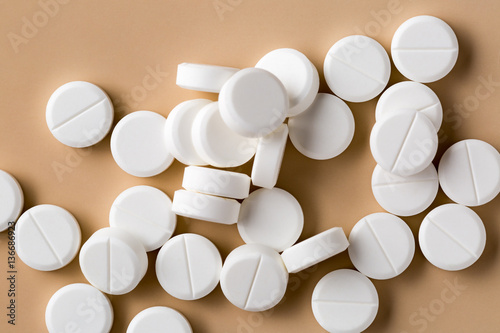 Tableau sur toile Heap of round white pills