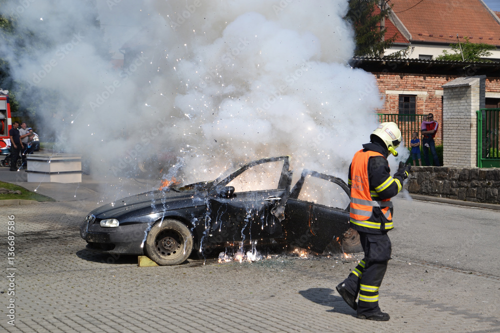 Obraz premium Car in fire, fireman practice explosion