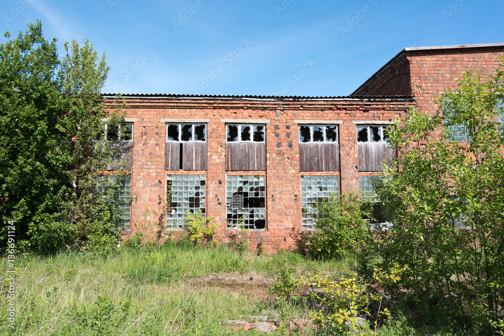 Fototapeta premium Facade of the destroyed building