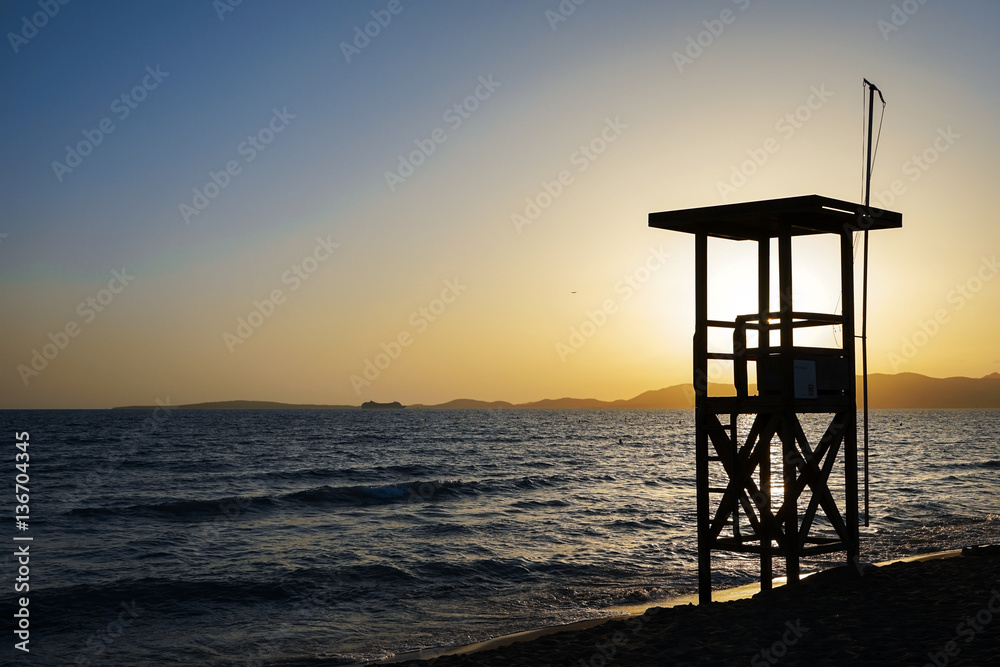 Aussichtsturm für Badeaufseher am Meer Aussichtsturm für Badeaufseher am Meer