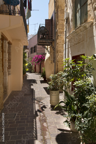 Fototapeta Naklejka Na Ścianę i Meble -  Alleyway in Chania, Crete