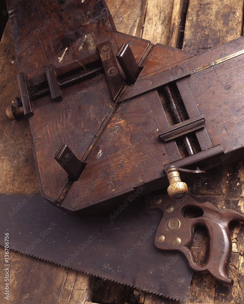 Outils du bois / Presse à dresser / Scie égoïne / Charpentier Stock Photo |  Adobe Stock