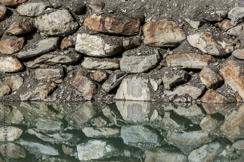 Steine- Spiegelung im Wasser