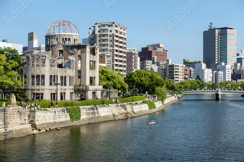 Obraz na plátně Hiroshima skyline wit A-Bomb Dome