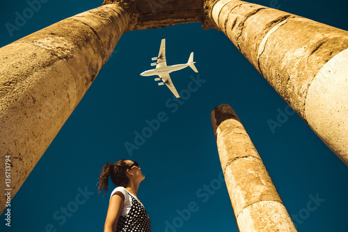 Cuadro en lienzo Young woman look at airplane dreaming about vacation