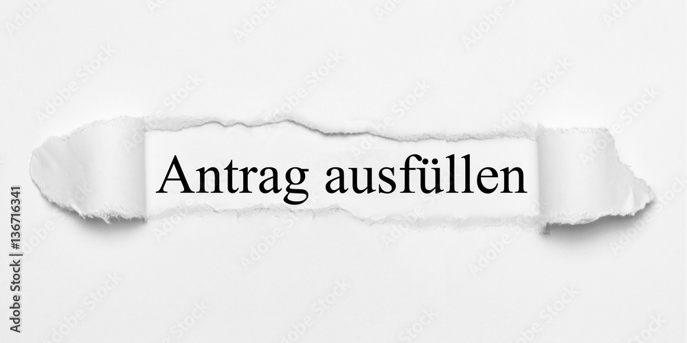 Obraz premium Antrag ausfüllen auf weißen gerissenen Papier