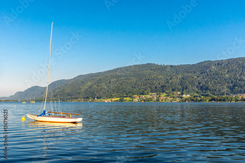 Segelboot am idyllischen Ossiacher See in Kärnten