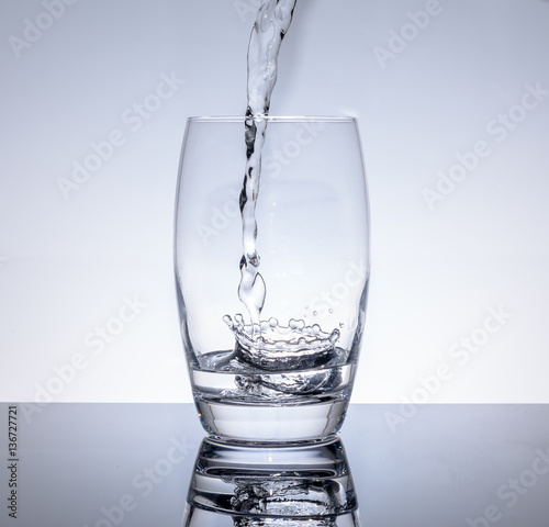 Wasser in Trinkglas einfüllen