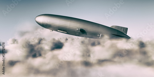 Zeppelin durchbricht Wolkendecke