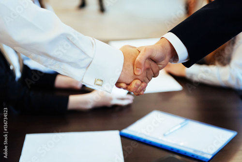 Fotografía Business men hand shake