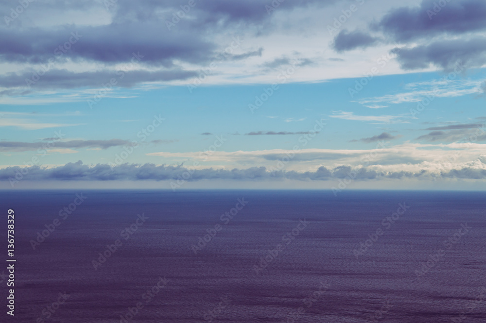 Obraz premium Horizon dark sea with clouds