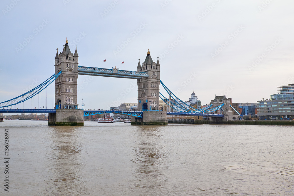 Obraz premium LONDON CITY - DECEMBER 24, 2016: Tower Bridge crossing the River Thames seen from the north bank