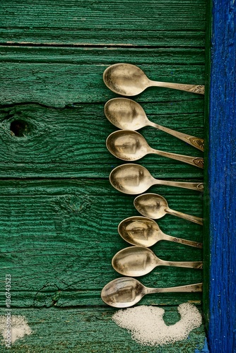 Чайные ложки в деревянной стене