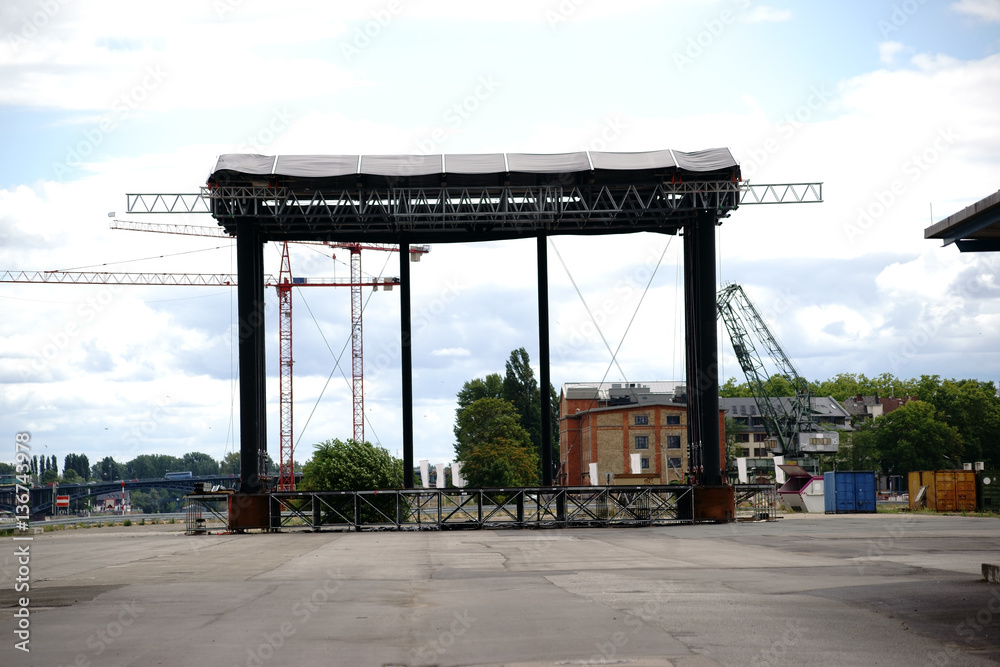 Musikbühne Zollhafen Mainz / Das Gerüst einer Konzertbühne auf dem Gelände des Zollhafens in Mainz. Musikbühne Zollhafen Mainz / Das Gerüst einer Konzertbühne auf dem Gelände des Zollhafens in Mainz.