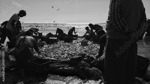 Tablou canvas Group of fishermen at the beach
