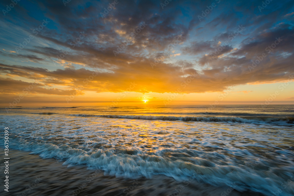 Fototapeta premium Waves in the Atlantic Ocean and sunrise, in Isle of Palms, South