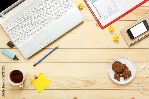Cuadro en lienzo Top view laptop notebook,pencil,black coffee,charted paper,stati